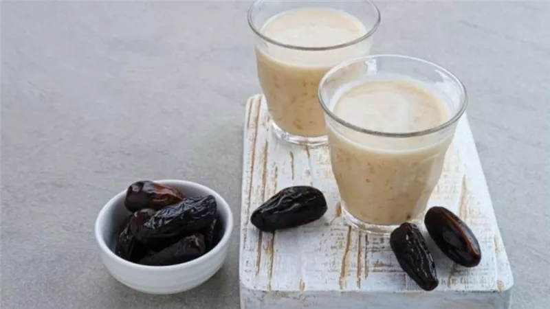 استمتعي بمشروب صحي سموزي التمر والموز بأربع مكونات فقط 	