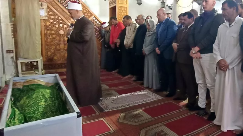 محافظ بني سويف يؤدي صلاة الجنازة على عامل بمشروع النظافة بقرية بني هارون