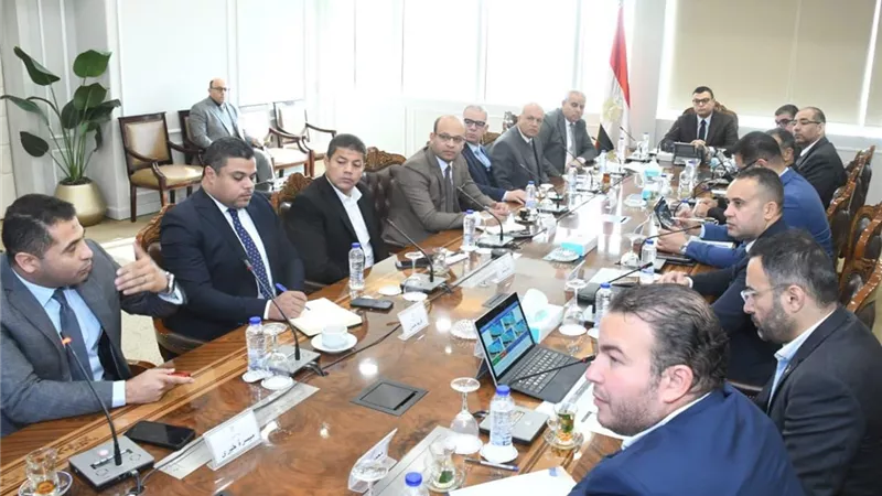 وزير الإسكان يتابع موقف مشروعات مارينا ومدينة العلمين الجديدة