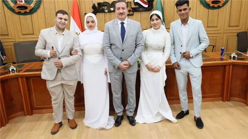 محافظ المنوفية يشهد عقد قران عروسين يتيمين ويوفر لهما سكنًا