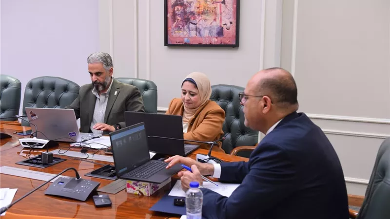 وزير العمل يشهد عبر 