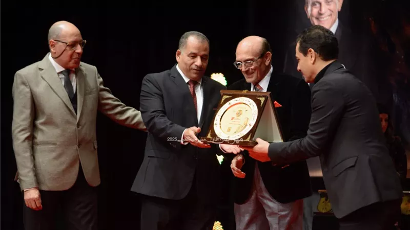 مهرجان آفاق المسرحي الدولي يكرم ثنائي بنى سويف بحضور الفنان محمد صبحى 