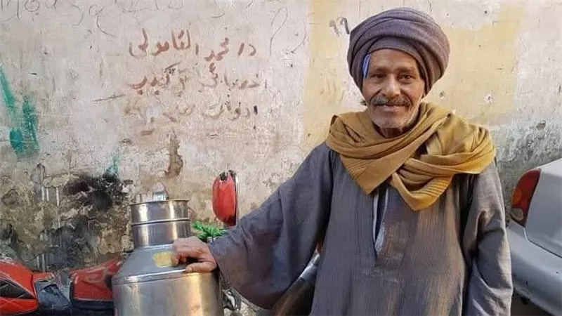 الأقصر تودّع أسطورة اللبن.. رحيل عم حسين بعد 65 عاماً في خدمة الأهالي