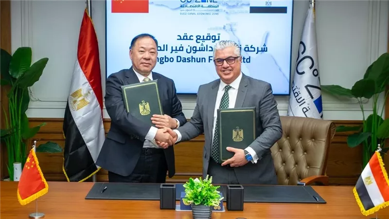 رئيس اقتصادية قناة السويس يوقع عقدا مع Ningbo Dashun Fur لإنتاج المايكروفايبر