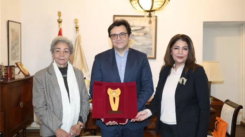 وزير الثقافة يستقبل الأديبة الكبيرة سلوى بكر ويُهديها درع الوزارة