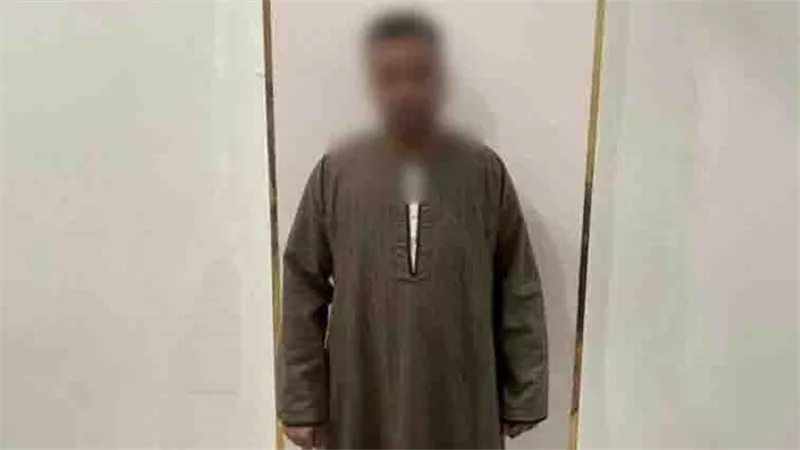 جمع بطاقات المواطنين لإنتخاب مرشحه فألقى رجال الأمن القبض عليه 