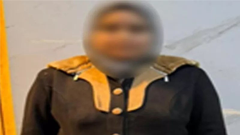 سيدة توزع مبالغ مالية على المواطنين لتوجيههم لانتخاب مرشح بالدلنجات 