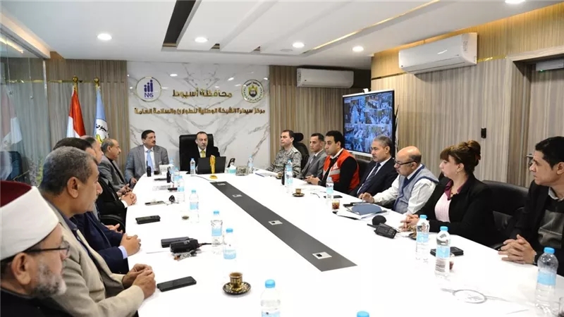 محافظ أسيوط يتابع من غرفة العمليات الرئيسية سير العملية الانتخابية 
