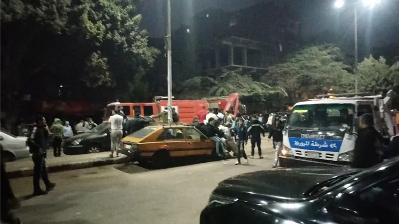 كردون أمني بمحيط عقار إمبابة المنهار ومراجعة كاميرات المراقبة وسماع الشهود