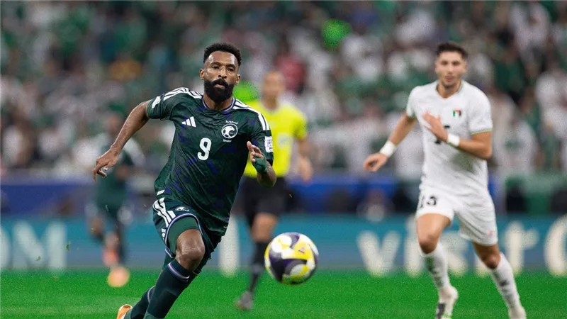 جدل تحكيمي يشعل نصف نهائي كأس العرب بين السعودية والأردن