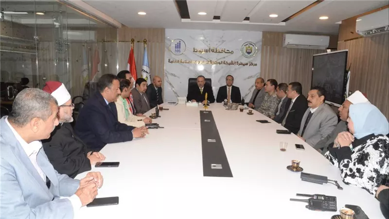 محافظ أسيوط: إغلاق لجان الدوائر وبدء الفرز مع متابعة مستمرة من غرفة العمليات