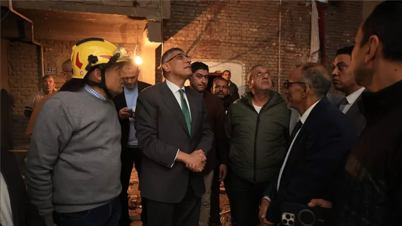 بحضور لجنة المنشآت.. محافظ الجيزة يتفقد موقع حادث ماسورة الغاز في إمبابة