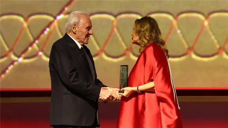 يسرا تسلم أنتوني هوبكنز تكريمه في ختام الدورة الخامسة لمهرجان البحر الأحمر
