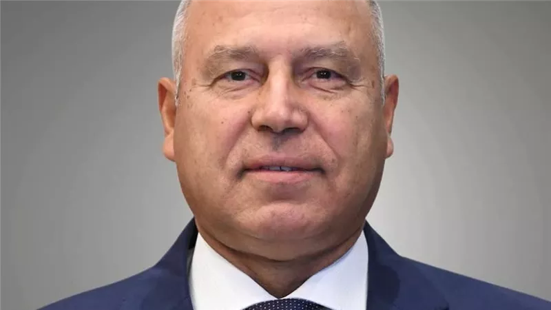 وزارة الصناعة تنفي وجود أي حساب رسمي للفريق كامل الوزير