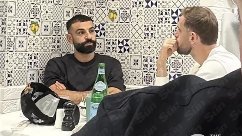 صلاح يجتمع مع هندرسون قبل بطولة أفريقيا.. هل حسم الملك وجهته المقبلة؟
