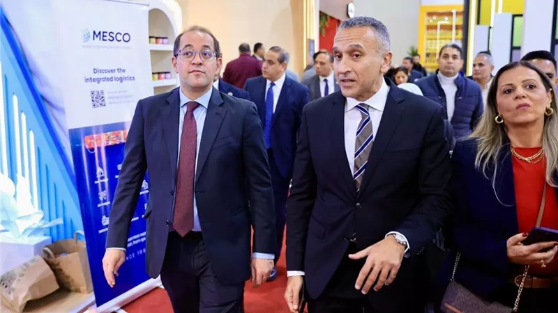 وزير المالية في حوار ودي مع المستثمرين خلال جولته بمعرض «فود أفريكا»