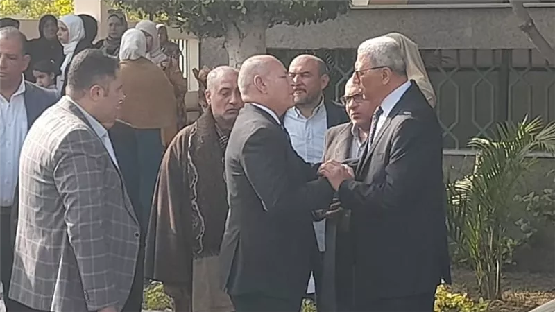 محافظ القاهرة يشارك في تشييع جثمان المرشح البرلماني أحمد جعفر| صور