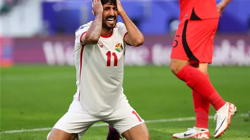 بعد أنباء إرتباطه بالأهلي .. إصابة يزن النعيمات في مباراة العراق