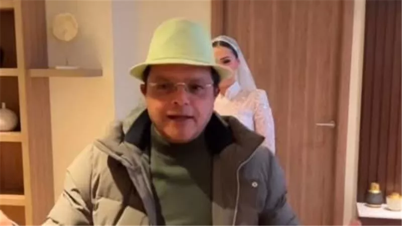 خاص| الفيرست لوك.. محمد هنيدي يتأثر بعد رؤية ابنته عروس 
