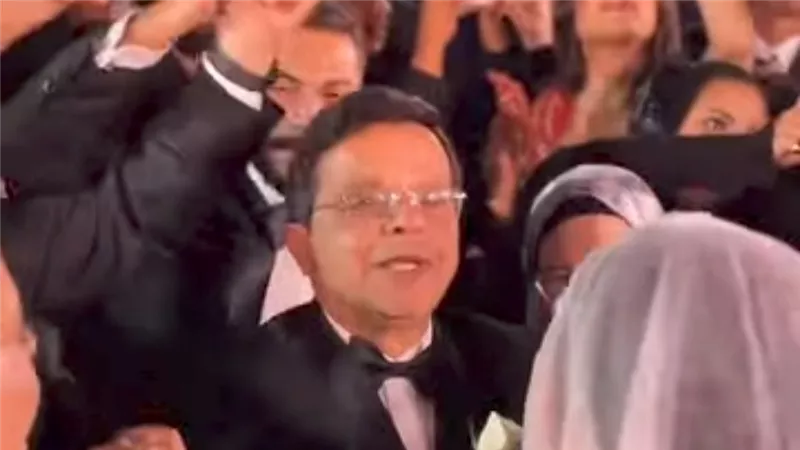مين حبيب بابا .. محمد هنيدي يشعل الأجواء برقصه مع ابنته بحفل زفافها |صور