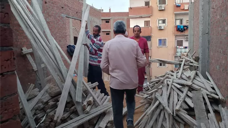 حى الأربعين بالسويس يزيل مخالفة بناء في المهد ويتابع إصلاح كسور المرافق