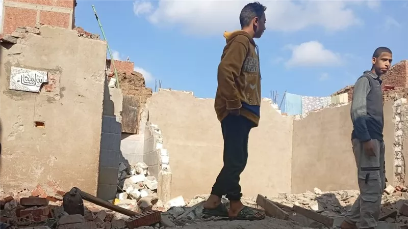 البيوت وقعت على صحابها.. تشريد 16 أسرة بعد انهيار منازلهم بقرية جريس بالمنوفية