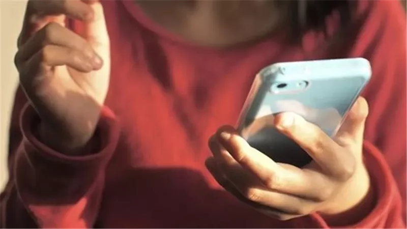 دراسة: امتلاك هواتف ذكية قبل سن المراهقة يرتبط بمخاطر صحية