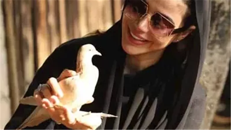 بالحجاب الأسود.. يارا السكري تداعب الحمام في أحدث جلسة تصوير 