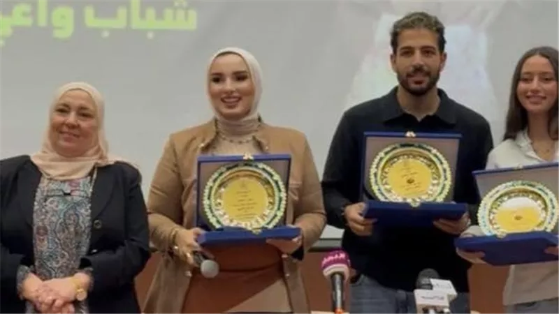 تكريم يارا أحمد وأبطال مسلسل لينك يضيء احتفالية الجامعة الروسية