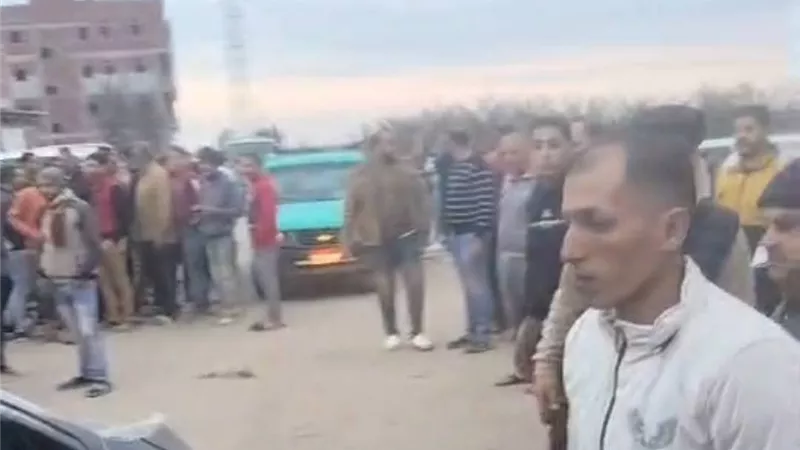 إضراب سائقي قرية السيالة بدمياط احتجاجا على سوء حالة الطريق الرئيسي