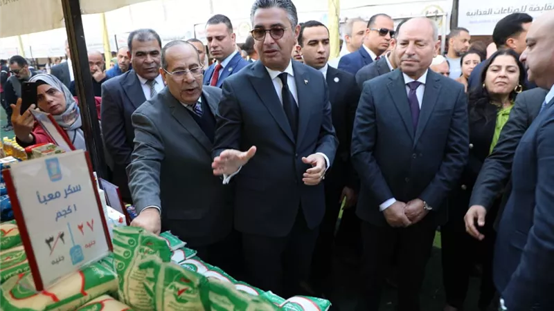 محافظ القاهرة و وزير التموين يتفقدون سوق اليوم الواحد بالمرج