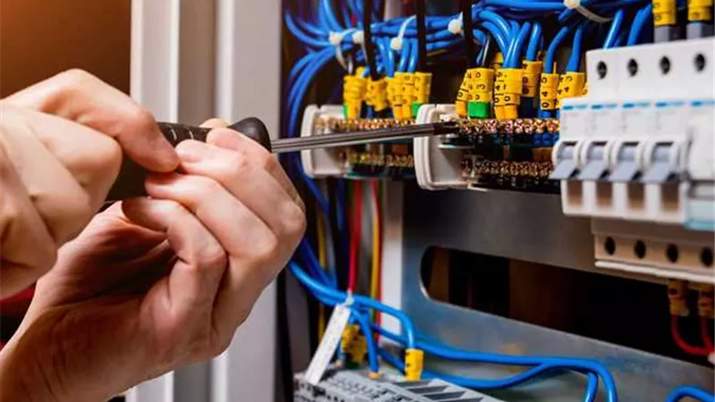شرطة الكهرباء تضبط 4056 قضية سرقة تيار ومخالفات تعاقد