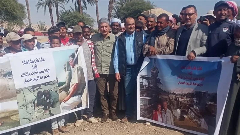 بعد نجاح توقيف تمثال أثري.. الوزير يلتقط صورة تذكارية مع البعثة الألمانية