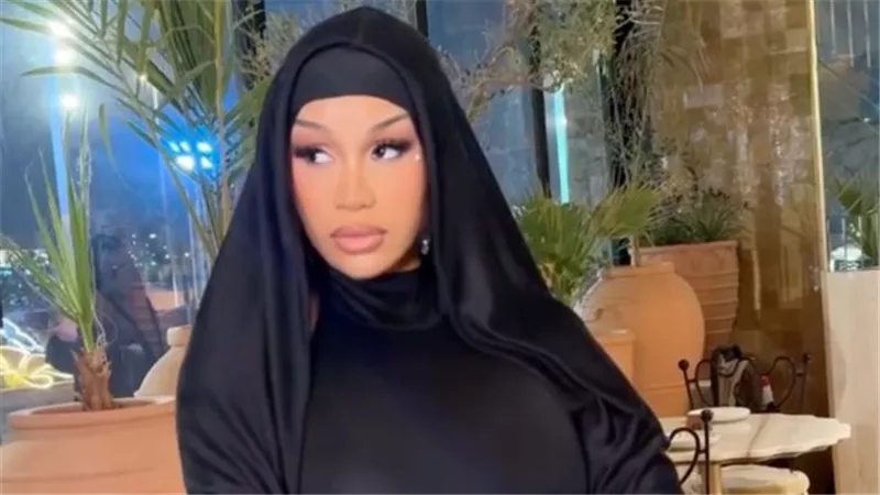 كاردي بي تدعو لزيارة السعودية والتوبة من الكحول والزنا