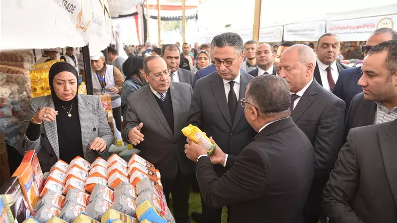 وزير التموين ومحافظ القاهرة يفتتحان سوق «اليوم الواحد» بالمرج