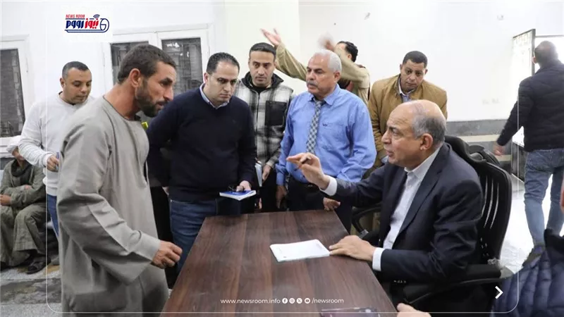 في لقاء جماهيري مفتوح.. محافظ المنيا يستمع لمطالب أهالي شارونة بمغاغة 