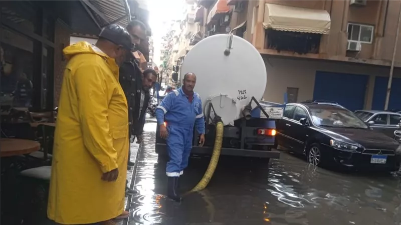  رئيس مياه القناة يتابع جهود الفرق الفنية فى رفع تجمعات مياه الأمطار ببورسعيد