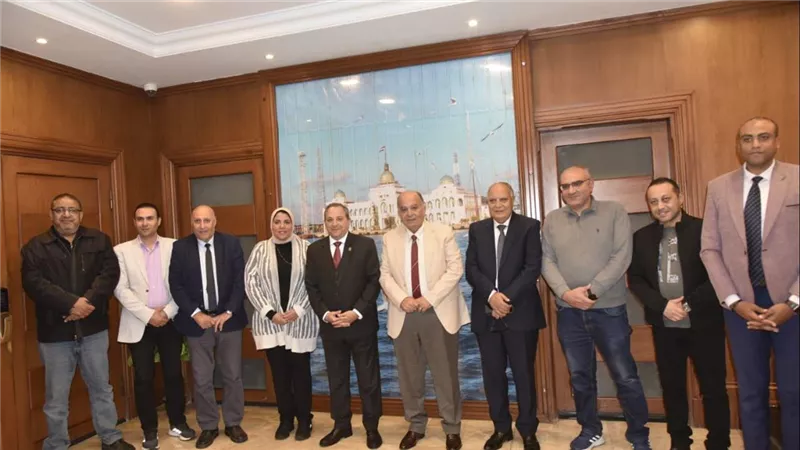 استعدادًا لبدء عملها.. محافظ بورسعيد يعقد اجتماعًا مع شركة النظافة الجديدة 