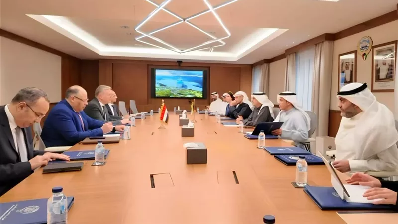 وزير البترول يبحث تعزيز التعاون مع وزير الكهرباء والاستثمار الكويتي
