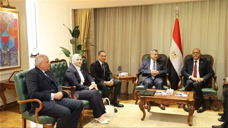 بحضور كمال وزكي.. وزير العمل يستقبل وفد  لجنة الطاقة والبيئة بمجلس الشيوخ