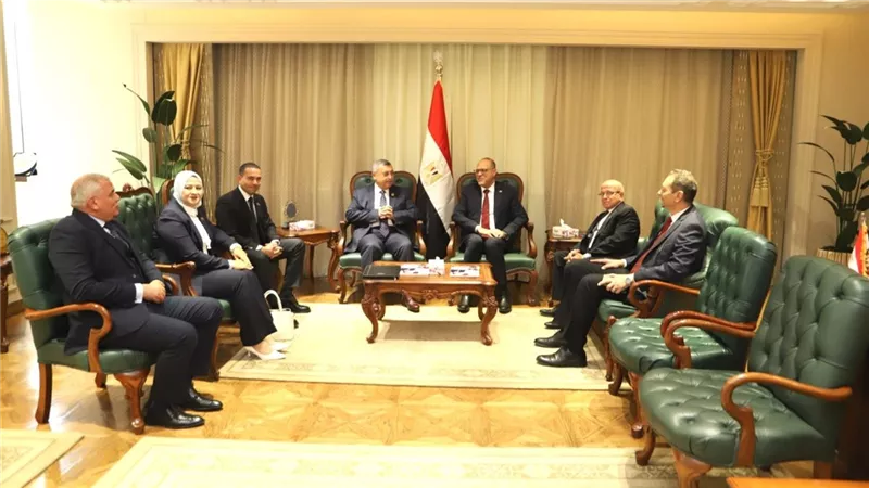 لتعزيز التعاون.. وزير العمل يستقبل وفد لجنة الطاقة والبيئة بمجلس الشيوخ 