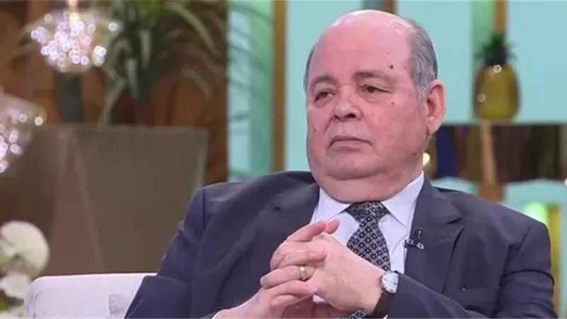 «خدم الفكر والتنوير».. حسين فهمي يودع وزير الثقافة الأسبق محمد صابر عرب