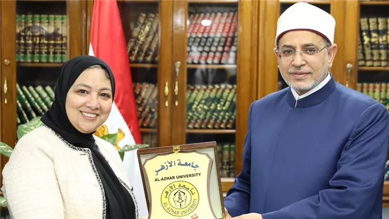 جامعة الأزهر تهنئ الدكتورة جينا الفقي لتجديد تكليفها مشرفاً علي بنك المعرفة 
