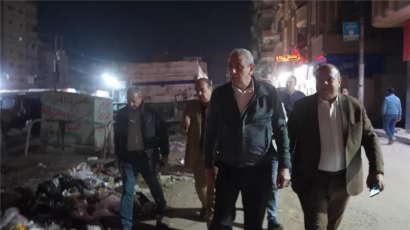 بعد جولة صباحية.. محافظ الغربية يعود منتصف الليل إلى شارع الترعة بالمحلة 
