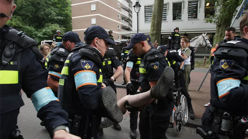 بعد حادث بوندي..صدامات عنيفة حول حفل إسرائيلي في هولندا واعتقال 22 شخصًا