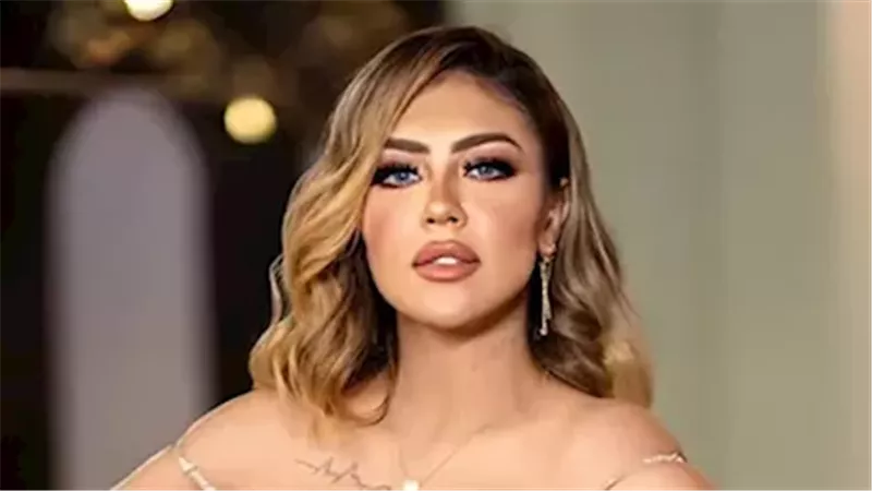 منتظرين وصولها.. أقارب هدير عبد الرازق أمام المحكمة الاقتصادية 