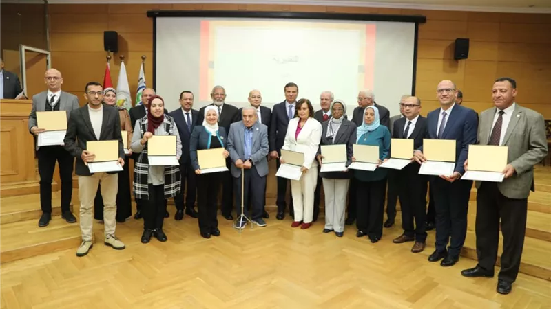 وزير الزراعة يسلم جوائز مركز 