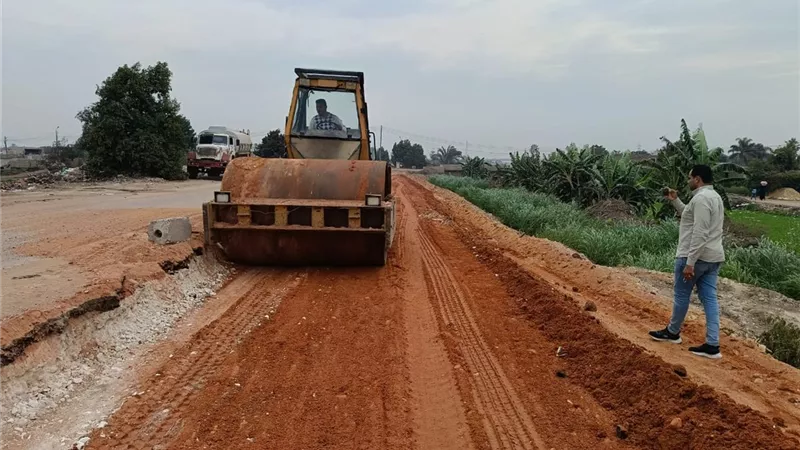 محافظ الجيزة: بدء أعمال رصف طريق المريوطية بدءًا من أسفل محور الضبعة