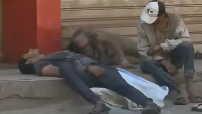 الأجهزة الأمنية تفحص فيديو لثلاثة شباب يتعاطون المخدرات بالشارع