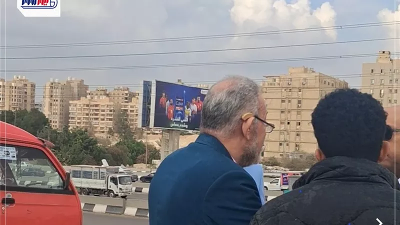 مكسور الخاطر.. لحظة خروج والد هدير عبد الرازق من المحكمة بعد تأجيل الجلسة